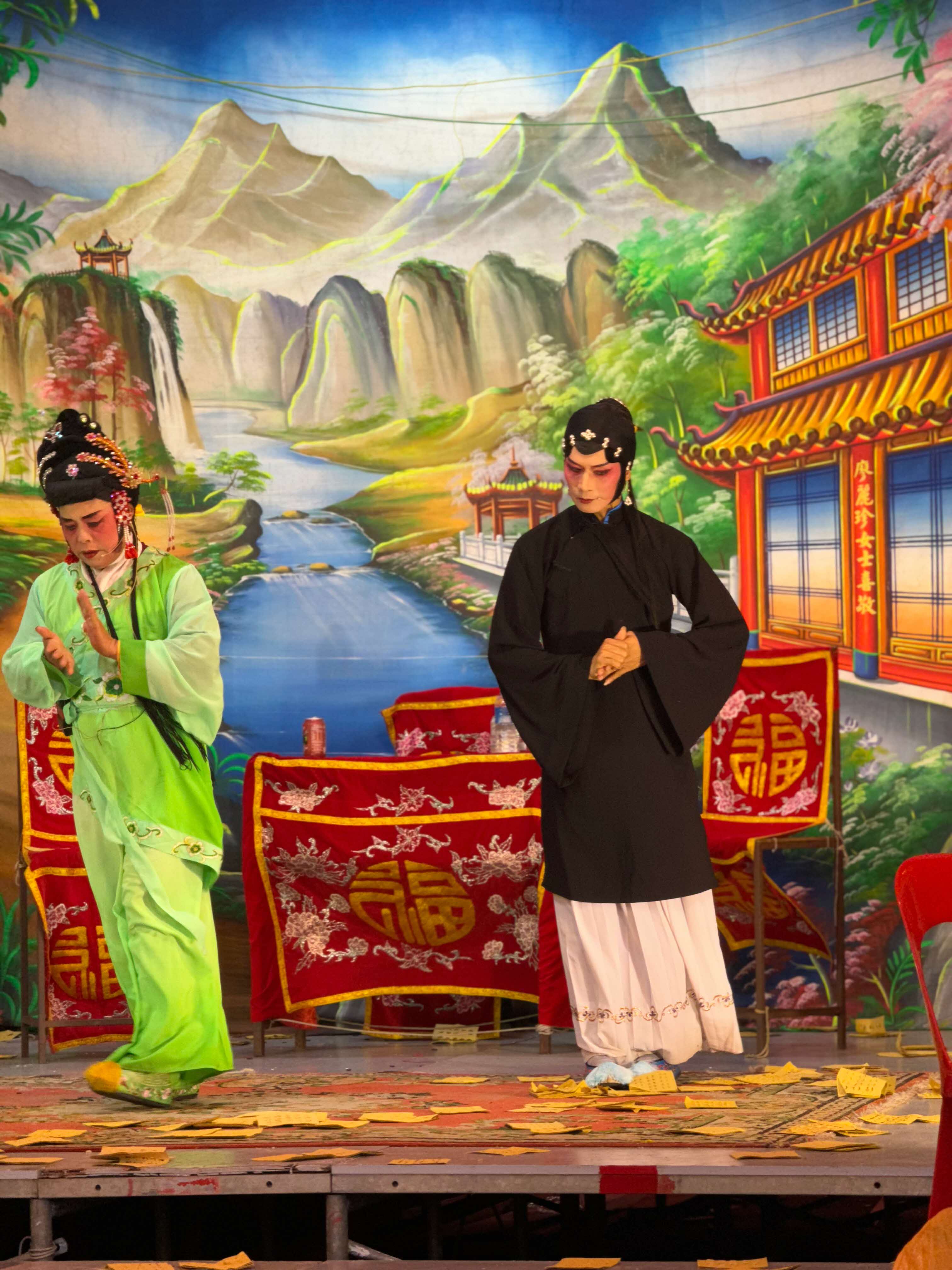 Mulian’s mother (in black) and servant. 